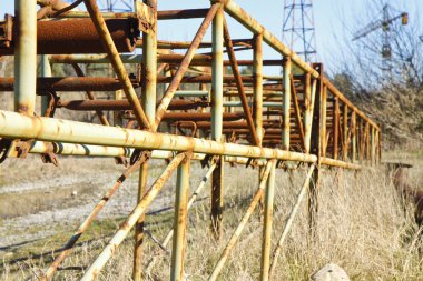 Metal boru profilli eski paslı demir retiküler yapı