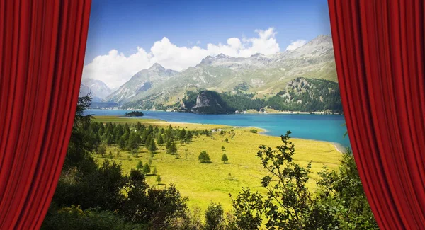 Cortinas rojas de teatro abierto contra el lago Sils en el Alto Engadin —  Fotos de Stock