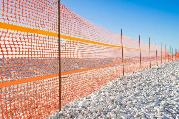 Bir işyerinde güvenlik turuncu plastik ızgara ile şantiye — Stok fotoğraf