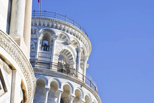 Schiefer Turm vollständig restauriert von Umweltschäden ( — Stockfoto