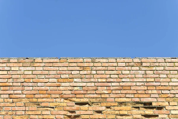 Parede de tijolo italiana velha com contra um céu claro — Fotografia de Stock