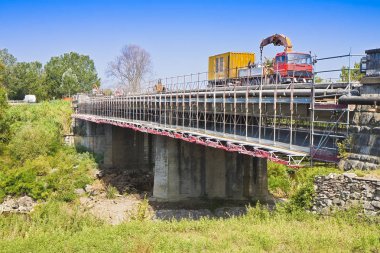 Eski bir hasarlı beton köprünün restorasyon bir nehir w geçiş