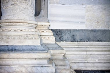 Bir romanesqu beyaz taş çerçeve ile mermer sütuntabanı