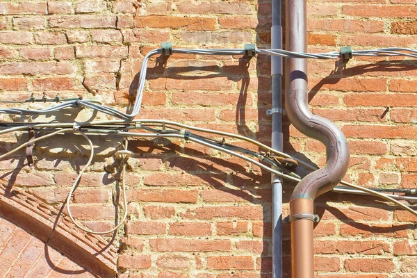 Oude bakstenen muur geplaatst in een verwarde en gedraaide manier met een Coppe — Stockfoto