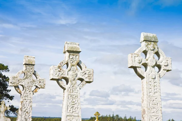 Cruz de piedra tallada celta sobre un fondo celeste — Foto de Stock