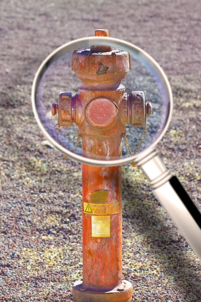 Oude rode roestige brandkraan niet meer in gebruik - Concept beeld gezien thro — Stockfoto