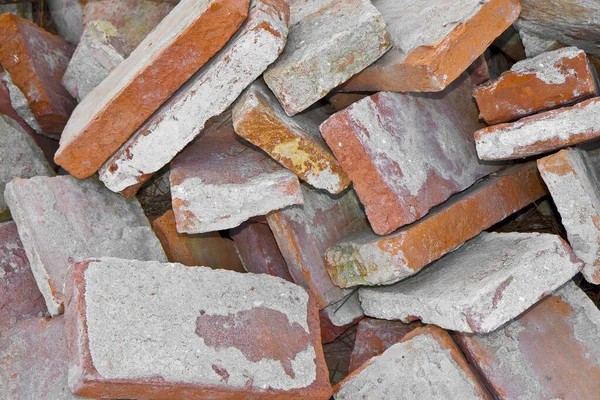 낡은 이탈리아 벽돌 더미와 이탈리아 벽돌을 철거 할 때 사용 한 시멘트 — 스톡 사진