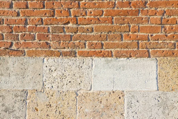 Tijolo italiano velho e parede de pedra brilhante depois de um r arquitetônico — Fotografia de Stock