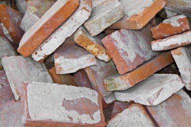 Eski İtalyan tuğla yığını. Yıkımından çimento dökülmüş.