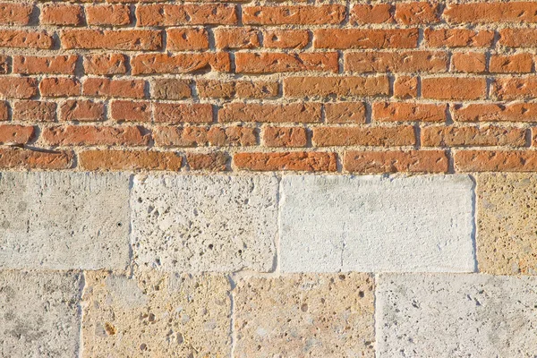 건축 작업을 마친 이탈리아의 오래 된 벽돌 과밝은 석벽 R — 스톡 사진