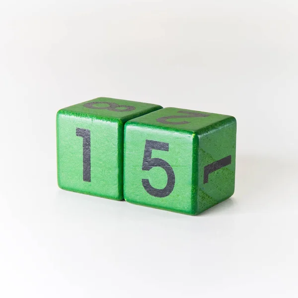 Nummer vijftien geschreven op een houten groene kubus op witte achtergrond — Stockfoto