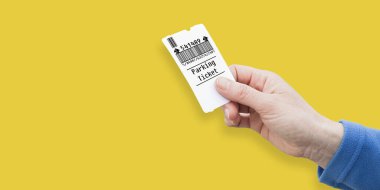 Kadının elinde park cezası var. Ödeme konsepti açık. 