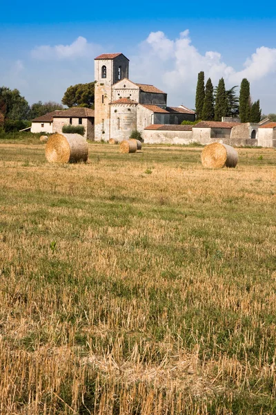 Antik Italiensk Romansk Kyrka Nedsänkt Toscana Landsbygd — Stockfoto