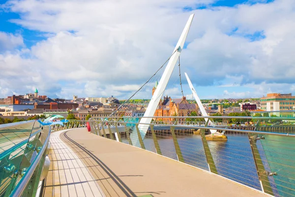 Городской Пейзаж Города Дерри Называемого Лондондерри Северной Ирландии Знаменитым Мостом — стоковое фото