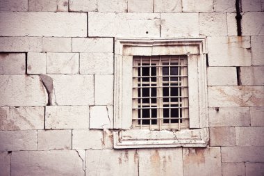 Taş duvar pencere ile derin çatlak - konsept görüntü arkaplan