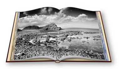 Kuzey İrlanda 'daki İrlanda manzarası (County Antrim - Birleşik Krallık) - beyaza izole edilmiş bir fotoğraf kitabının 3D canlandırma konsepti - Ben bu 3D resimde kullanılan resimlerin telif hakkı sahibiyim 