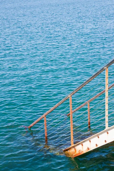 Escalera Metal Viejo Hacia Abajo Agua Imagen Conceptual Con Espacio — Foto de Stock