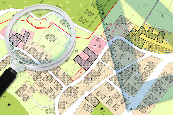 Пластиковый квадрат и увеличительное стекло над воображаемым Генеральным планом города - 3D рендеризация концептуального изображения с пространством для копирования - примечание: карта полностью изобретена и не представляет никакого реального места