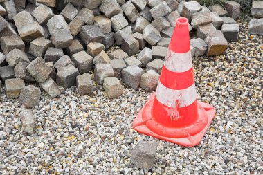 PORPHYRY STONE CUBES FOR PAVING AND LANDSCAPING IN A CONSTRUCTION SITE - Natural cobblestone blocks with rough surface, perfect for construction, flooring, outdoor design, and architectural background