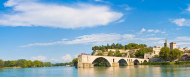 Saint Benezet antik kırık ortaçağ köprüsü ile Avignon şehir (Avrupa-Fransa-Provence).