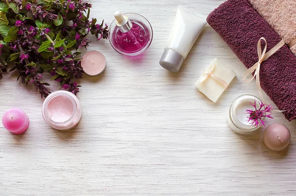 Çiçekler organik, doğal kozmetik ürünleri, yüz havluları, mumlar, vücut bakımı. Rahatlamak için makyaj malzemeleri, aroma. Klasik arka plan. Masaj ürünleri, krema. Güzellik. El dezenfektanı virüsü koruması.. 