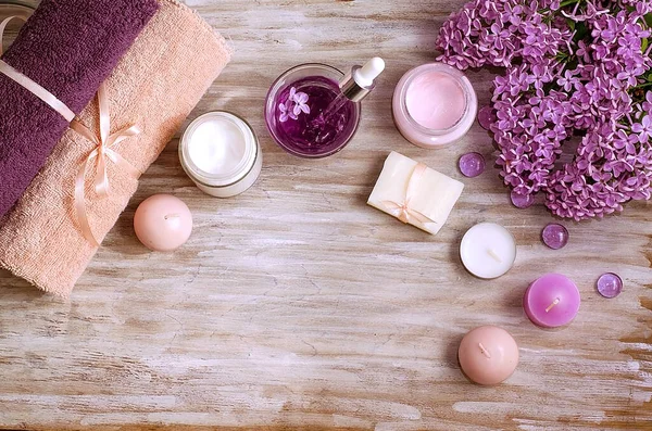 Çiçekler organik, doğal kozmetik ürünleri, yüz havluları, mumlar, vücut bakımı. Rahatlamak için makyaj malzemeleri, aroma. Klasik arka plan. Masaj ürünleri, krema. Güzellik. El dezenfektanı virüsü koruması.. 
