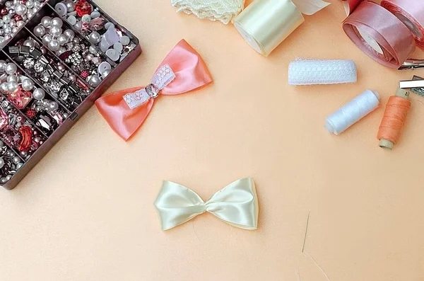 Dördüncü adım. Kaburgalardan yapılmış DIY yay saç tokası. Adım adım. Bir dizi yaratıcılık. Çocukların yaratıcılığı. Kurdeleler, makas, iplikler, bir dizi yapay elmas ve taşlar. El yapımı. Kızlar için, nenost, vintage