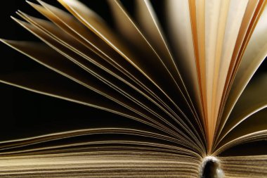 Siyah arkaplan üzerine eski bir kitap