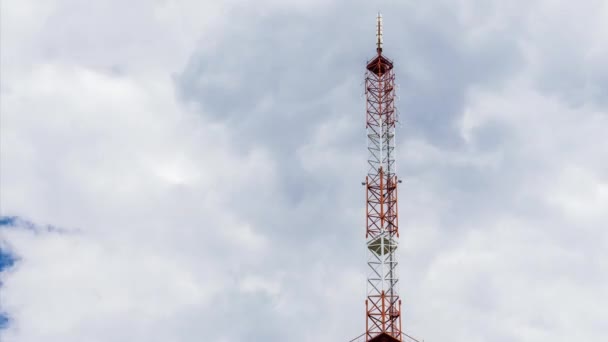 Chmury Płynące Wieżą Komunikacyjną Timelapse — Wideo stockowe