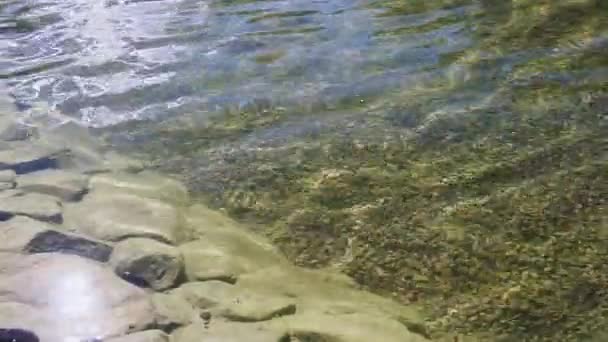 Olas Superficie Del Estanque Con Agua Clara Fondo Rocoso — Vídeo de stock