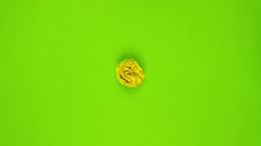 Hareket animasyonunu durdur. Sarı kağıt bir toptan açılır ve sonra kırışır ve kaybolur.