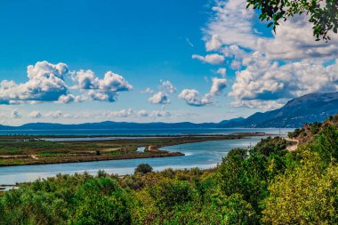 Butrint Gölü Panoraması, Butrint bölgesinin vahşi manzarası, UNESCO 'nun Arnavutluk ve Avrupa' nın güneyindeki Dünya Mirası sahası.