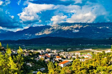 Tarihsel UNESCO manzarası, Arnavutluk 'un güneyindeki Cirocaster kentini Balkan dağlarının arka planında korudu. Bulutlu dramatik gökyüzü.