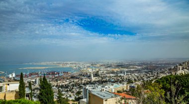 Hayfa, İsrail - Ekim 2018: Hayfa limanının panoramik manzarası, Haifa şehir merkezi, liman, güneşli bir yaz gününde sanayi bölgesi. Hayfa, Kuzey İsrail