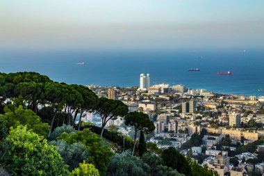 Haifa şehir merkezinin panoramik manzarası ve Bahai bahçelerinin üst terasından güneşli bir yaz gününde gemiler. Hayfa, Kuzey İsrail