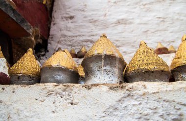 İçinde ölü külleri ya da dua parşömenleri olan geleneksel küçük bir stupa. Bhutan, Himalaya 'daki Tibet Budizmi için bu tür aptallıklar gelenekseldir. Butan 'da ölülerin gömülmesi dini bir gelenektir..