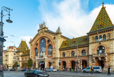 Budapeşte, Macaristan - Ekim 2019: Büyük Pazar Salonu Budapeşte 'nin en büyük ve en eski kapalı market, sokaktaki insanlar ve arabalar.