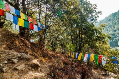 Geleneksel dua Tibet Budist bayrakları Lung Ta ve Himalaya dağlarında bulunan antik manastır binaları..