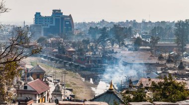 Peştupatinath kompleksi, kutsal Bagmati nehrinin kıyısında ölülerin yakılması, 2015 depreminde kısmen yok edildi. Katmandu, Nepal