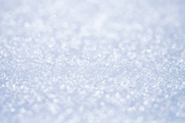 Işıl ışıl beyaz karın makro fotoğraf dokusunu açık mavi gökyüzü yansıtma tonuyla kapatın. Seçici odaklanma. Kış Noel arkaplanı.