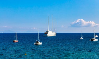 Corfu, Yunanistan - 23 Eylül 2018: Corfu adası yakınlarındaki Philippe Starck tarafından tasarlanan en büyük yelkenli yatlarından biri. Yat, Rus milyarder Melnichenko 'ya ait..