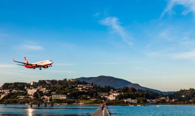 Kerkira, Corfu / Yunanistan - 24 Eylül 2018: Boeing 737-800 AirBerlin uçağı sabah saatlerinde Yunan adası Corfu 'nun Kerkira Ioannis Kapothe havaalanı pistine indi.