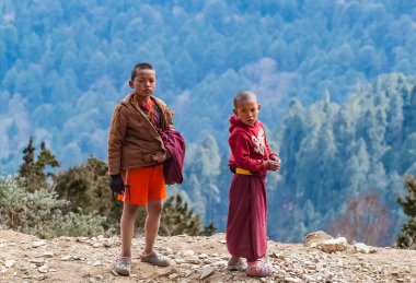 Thimphu / Bhutan - 28 Şubat 2016: Himalaya dağlarında Phadjoding manastırında geleneksel kırmızı elbiseleriyle Budist rahipler.