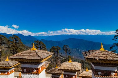 Thimpu Thimphu 'dan Punakha' ya giden yol üzerindeki Bhutan içinde Himalayalar 'daki 108 Dochula Geçidi Anıt Korosu dağ geçidi..