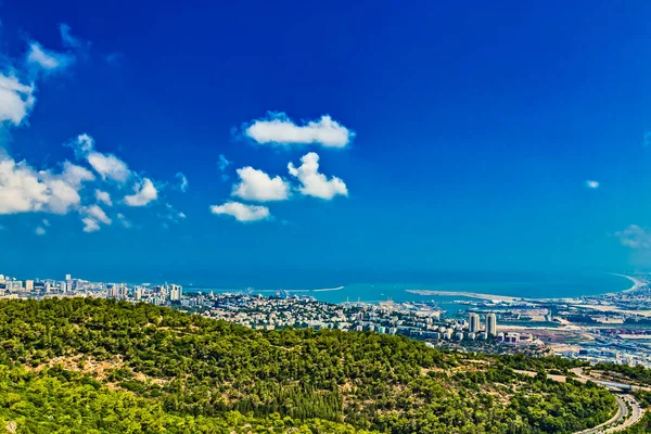 ハイファの港のパノラマビュー ダウンタウンハイファと 晴れた夏の日に工業地帯 北イスラエルのハイファ — ストック写真