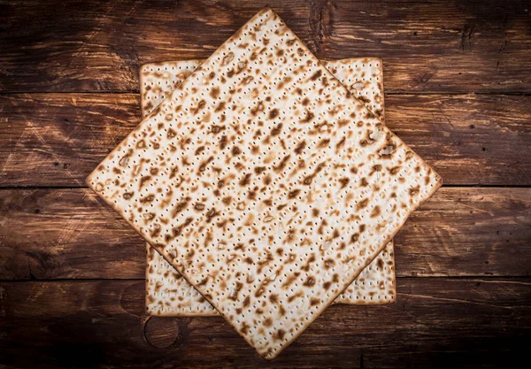 Dwa Kawałeczki Żydowskiej Macy Paschalnej Przaśny Chleb Postaci Żydowskiej Gwiazdy — Zdjęcie stockowe
