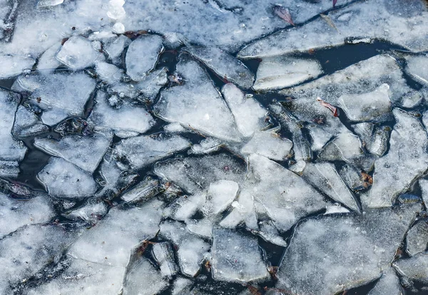 在河上漂流的春天冰片 早春背景 浮冰的结构 — 图库照片