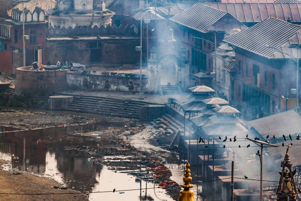 Peştupatinath kompleksi, kutsal Bagmati nehrinin kıyısında ölülerin yakılması, 2015 depreminde kısmen yok edildi. Katmandu, Nepal