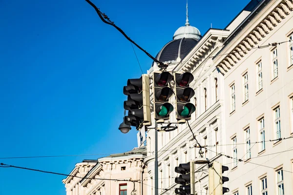유럽의 도시에 건물의 배경에서 신호등 교차로의 방향으로 비추었다 — 스톡 사진