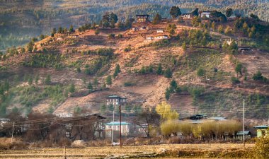 Himalaya 'nın Bhutan yamacındaki geleneksel köy şubat sabahı.